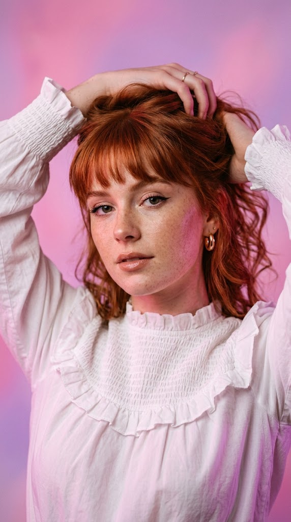 Photo de profil de Polluxcia, rousse et souriante